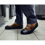 Cobre sapatos Easygrip preto com sola antiderrapante em utilização