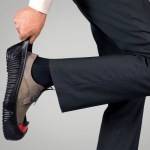 Cobre sapatos TOTAL PROTECT ajustado sobre sapato formal com sola robusta e detalhe vermelho no calcanhar | SR FO WR