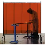 Biombo de soldadura laranja com cortina suspensa, visto de frente, durante operação de soldadura.
