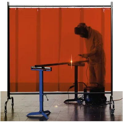 Biombo de soldadura laranja com cortina suspensa, visto de frente, durante operação de soldadura.