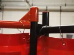 Estrutura tubular do biombo Flex 4000 com cortina vermelha presa por ganchos metálicos.