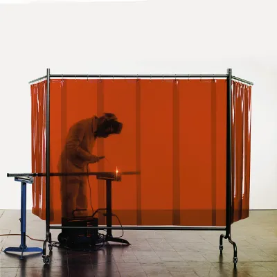 Biombo de soldadura Flex 4000 com cortina laranja suspensa, usado durante operação de soldadura.