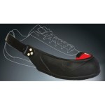 Biqueira de visitante com proteção vermelha 200J sobre sapatilha — EPI ajustável para ambientes industriais