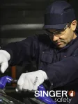 Trabalhador a utilizar boné de segurança azul com ventilação lateral em rede