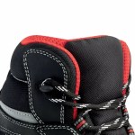 Bota Heckel com detalhes vermelhos e costuras visíveis, vista superior próxima
