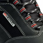 Bota Heckel Focus com logótipo lateral e reforço no tornozelo, vista frontal lateral