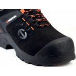 Vista frontal da bota Heckel MacExpedition com atacadores bicolor e proteção no peito do pé | S7