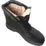 Bota preta com forro térmico visível e atacadores pretos, vista frontal lateral