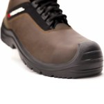 Bota Heckel castanha com biqueira preta e atacadores pretos, vista frontal lateral