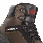 Bota Heckel castanha com logótipo visível na lateral e língua, vista lateral próxima