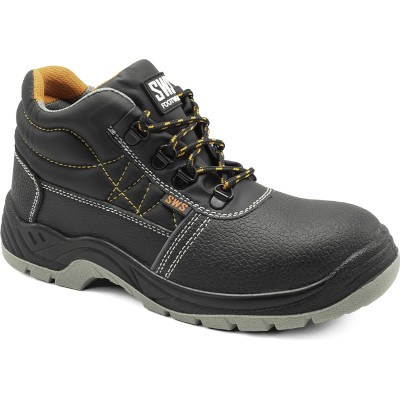 Bota de segurança preta SWS com atacadores laranja e reforço frontal, vista lateral