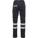 Parte traseira de calças de trabalho azul‑escuras com faixas refletoras e bolsos duplos.