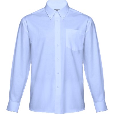 Camisa Oxford de manga comprida para homem THC Tokyo em azul céu, vista frontal com colarinho clássico, bolso no peito e botões à cor.