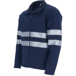Casaco softshell azul‑marinho com fecho frontal, gola alta e faixas retrorrefletoras.