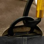 Detalhe de argola e mosquetão em utilização com casaco de soldador VEPSOUD