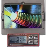 Interior da viseira Kapio S13 com visor automático e painel digital de ajustes.