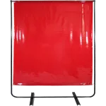 Cortina de soldadura Rapido 1500 vermelha montada em estrutura tubular com base metálica.