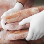 Luvas Ansell ActivArmr® 78-110 em uso no manuseamento de alimentos embalados a frio | EN 511