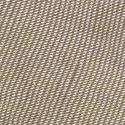Textura da manta de soldadura 1300 °C em fibra de sílica com padrão de tecido entrelaçado, vista em close‑up.