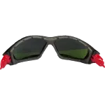 Óculos de proteção com lentes escuras e hastes vermelhas estilo desportivo