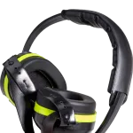 Protetor auricular preto e amarelo com almofadas acolchoadas e arco ajustável.