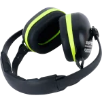 Protetor auricular preto e amarelo com conchas acolchoadas e design ergonómico.