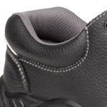 Detalhe do colarinho almofadado e costuras do sapato Coverguard Agate | S3