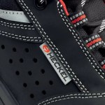 Detalhe do sapato Heckel com costuras brancas, perfurações e etiqueta lateral