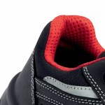 Vista do calcanhar com forro vermelho em malha e faixa refletora lateral