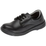 Sapato preto com atacadores e acabamento liso, com sola resistente