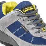 Detalhe do sapato de segurança Coverguard Lead, mostrando malha azul, camurça cinzenta e interior amarelo