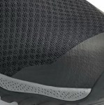 Detalhe da malha têxtil preta e entressola cinzenta texturada do sapato