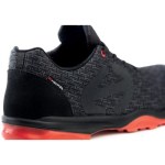 Vista lateral do sapato Heckel com logótipo e detalhes vermelhos na sola