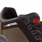 Detalhe do sapato Heckel Offroad S3 com atacadores pretos e logótipo visível