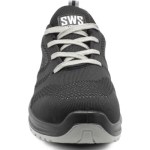 Vista frontal de sapatilha preta com biqueira reforçada e atacadores cinzentos