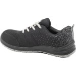 Sapatilha preta de perfil com padrão de pontos no calcanhar e sola cinzenta texturada