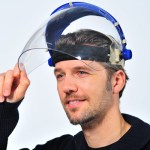 Viseira de proteção facial transparente com suporte azul ajustável em uso